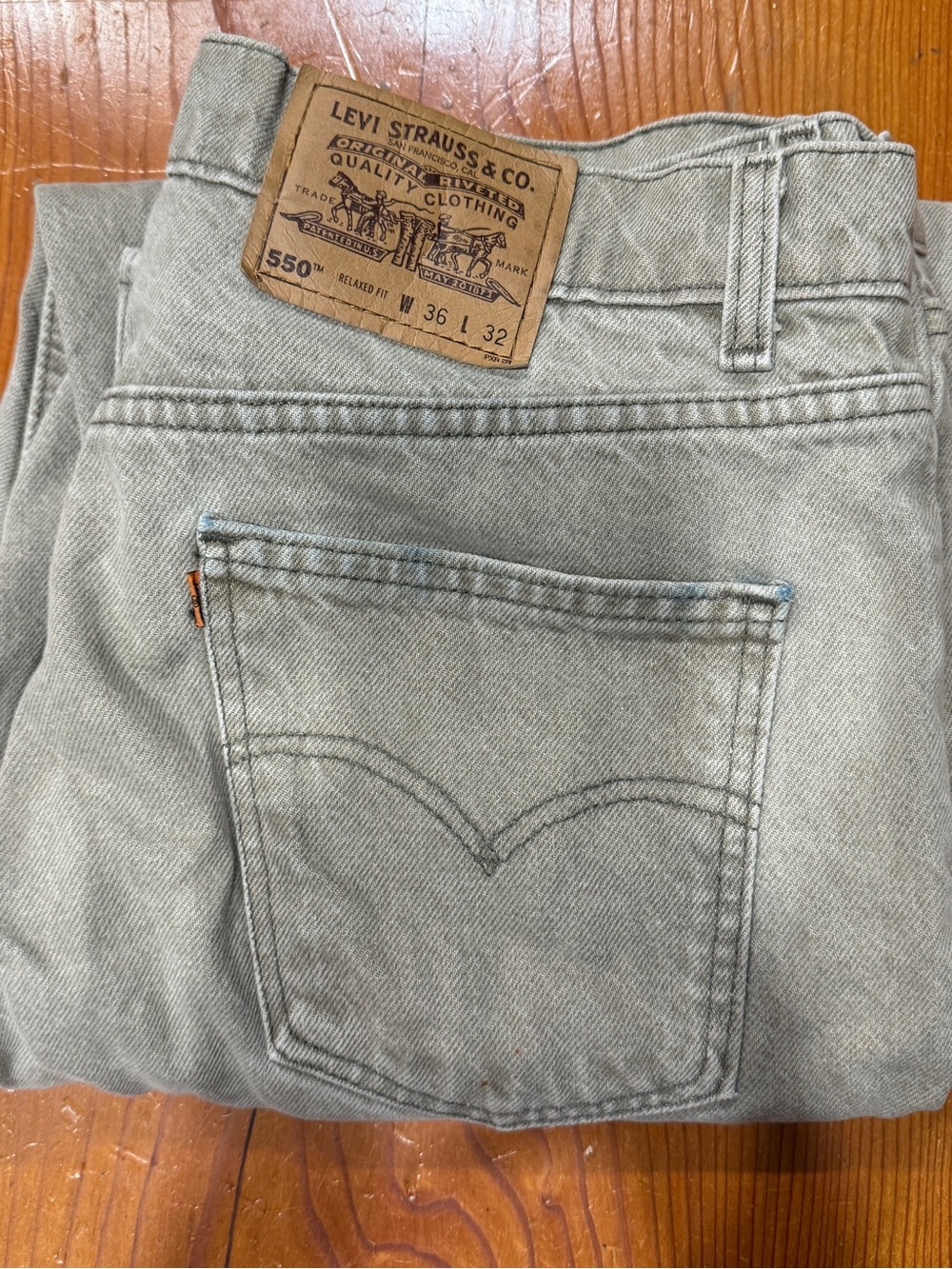 Levi's 550 Relaxed Fit Men's Jeans in Light Grey Wash